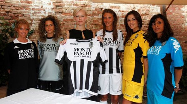 Valentina Mezzaroma con le nuove maglie del Siena Divise Siena 2011-2012