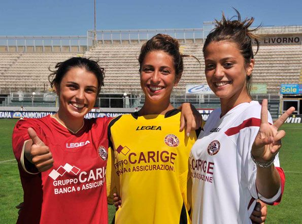 Le modelle indossano le nuove divise del Livorno