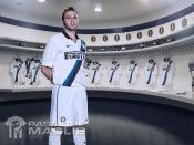 Pazzini indossa la casacca da trasferta dell'Inter Pazzini con la seconda maglia Inter 2011-2012