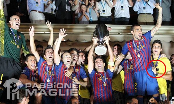 La polo del Barcellona con lo sponsor coperto