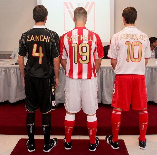 Le divise del Vicenza viste da dietro e firmate Max Sport Il retro delle nuove maglie del Vicenza 2011-2012