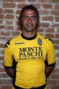Calaiò indossa la maglia gialla del Siena 2011-2012 Divisa away Siena 2011-2012 Kappa