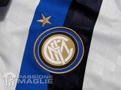 Dettaglio dello stemma dell'Inter ricamato all'interno della banda diagonale