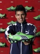 Il Kun Aguero con i nuovi scarpini di colore verde