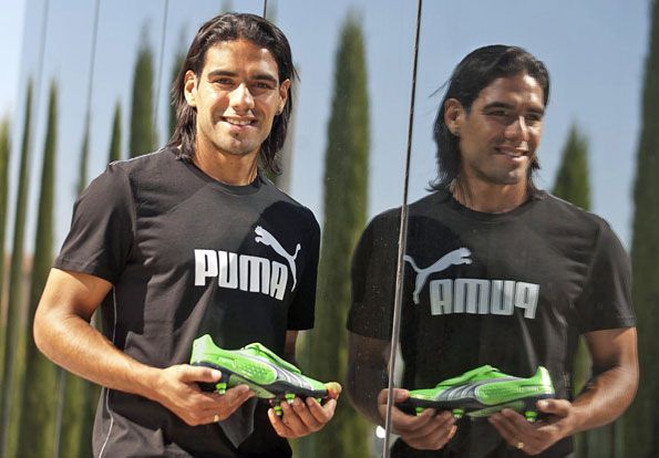 Falcao mostra le nuove scarpe da calcio Puma