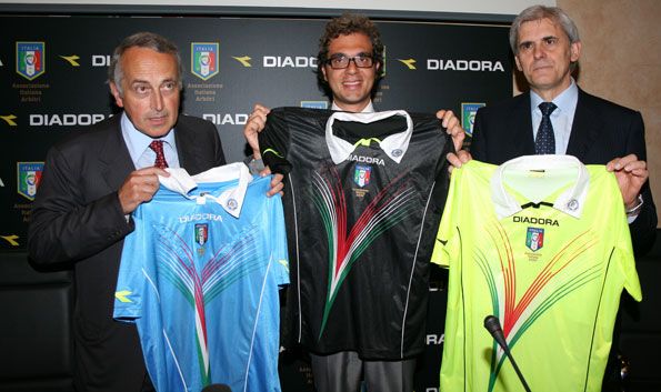 Tutte le divise degli arbitri realizzate per i 100 anni dell AIA