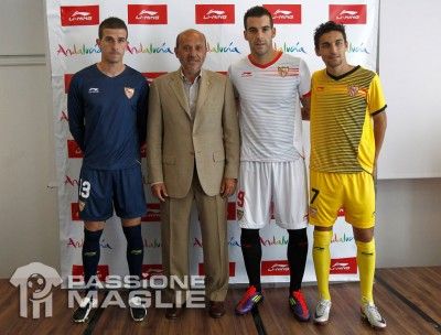 La presentazione delle divise europee del Siviglia 2011-2012 Le maglie del Siviglia 2011-2012 Uefa