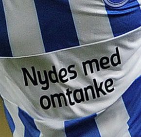 Lo sponsor dell'Odense nella partita contro il Villarreal Nydes med omtanke
