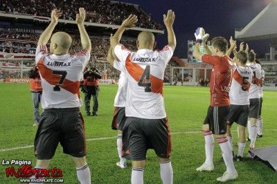 Il retro delle maglie del River con numero nero Fine partita River Plate vs Deportivo Merlo