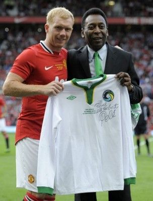 Scholes con Pelè durante la consegna della maglia dei Cosmos