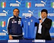 Stefano Caroti di Puma SE con il kit dell'Italia 2012