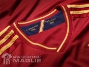 Dettaglio colletto a V maglia Spagna 2012 Particolare colletto divisa home Spagna 2012