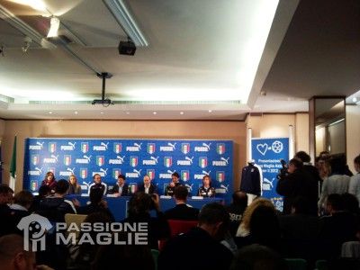 La conferenza stampa per la presentazione del kit azzurro 2012