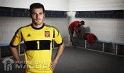 Casillas con la nuova maglia da portiere della Spagna Divisa ufficiale portiere Spagna 2012