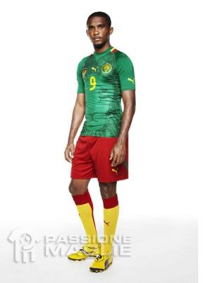 Eto'o con la nuova divisa del Camerun Eto'o veste la maglia del Camerun 2012 Puma