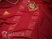 Le due strisce lucide sulla casacca della Spagna 2012