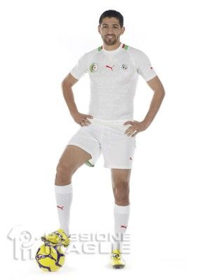 Halliche con la maglia dell'Algeria firmata Puma Halliche Algeria 2012 home