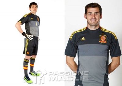 Casillas con la maglia da portiere della Spagna Casillas presenta la seconda divisa da portiere della Spagna