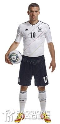 Podolski con la maglia Adidas per la Germania 2012