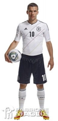 Podolski kit Germania 2012 Podolski con la maglia Adidas per la Germania 2012