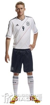 Schurrle con il nuovo kit 2012 della Germania Kit Germania 2012 indossato da Schurrle