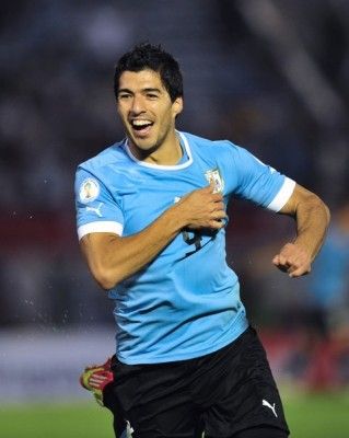Suarez esulta con la maglia dell'Uruguay Suarez nella partita Uruguay-Cile