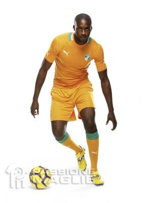 Tourè indossa la maglia 2012 della Costa d'Avorio