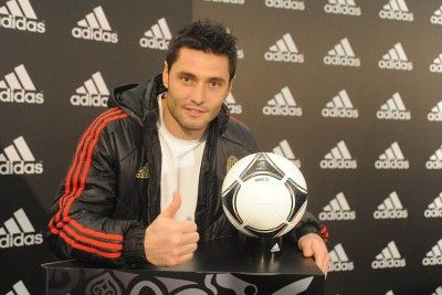 Amelia in posa con il Tango 12 Amelia con il pallone Tango 12 adidas