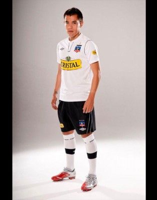Calciatore del Colo Colo con la prima divisa Kit  home Colo Colo 2012 Umbro