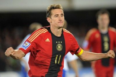 Miro Klose con la divisa tedesca rossa