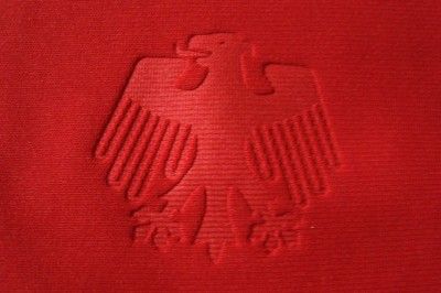 L'aquila imperiale sulla maglia rossa della Germania Dettaglio aquila divisa Germania