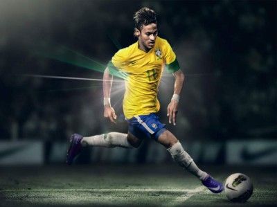 Neymar con il kit 2012 del Brasile Neymar divisa Brasile 2012-2013 Nike