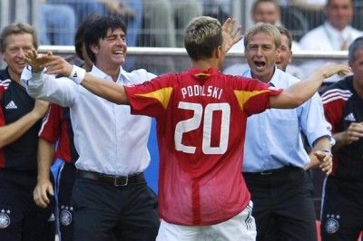 Podoslki abbraccia il CT Klinsmann Podolski con Klinsmann