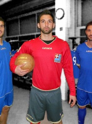 Divisa Como portiere 105 anni rossa