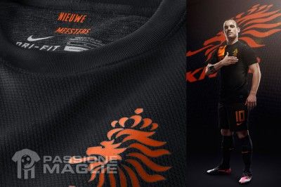 Sneijder con il kit away dell'Olanda Divisa trasferta Olanda indossata da Sneijder