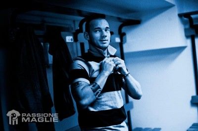 Sneijder con la polo Inter NSW 2012 Collezione Inter NSW 2012 Sneijder