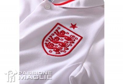 Stemma FA rosso Stemma FA sulla maglia home dell'Inghilterra