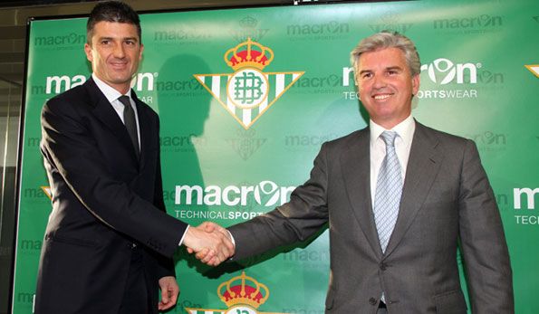 Gianluca Pavanello stringe la mano a Miguel Guillem Gianluca Pavanello con Miguel Guillem