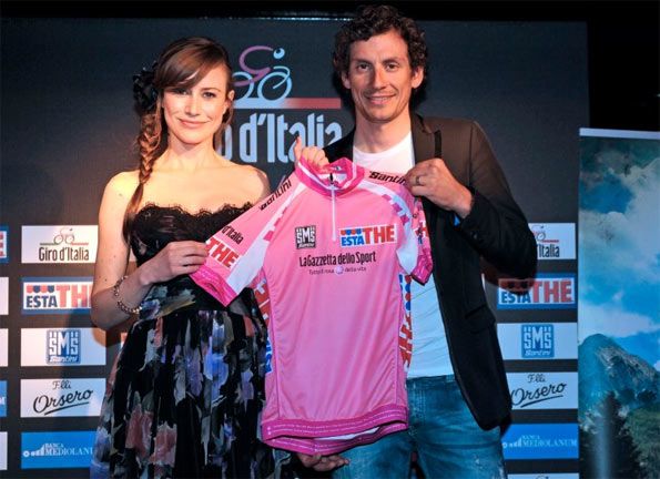 Wurth e Pozzato con la maglia rosa La maglia rosa 2012 presentata da Filippo Pozzato