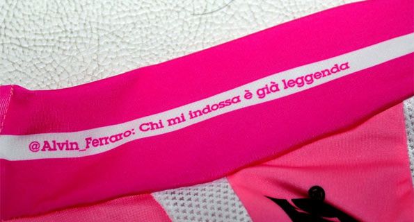 Uno dei tweet presenti sulla maglia rosa 2012 Frase di Twitter sulla maglia rosa 2012