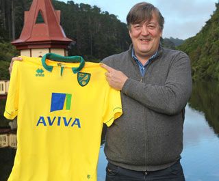 Stephen Fry mostra la maglia dei Canaries Stephen Fry con la nuova divisa del Norwich City