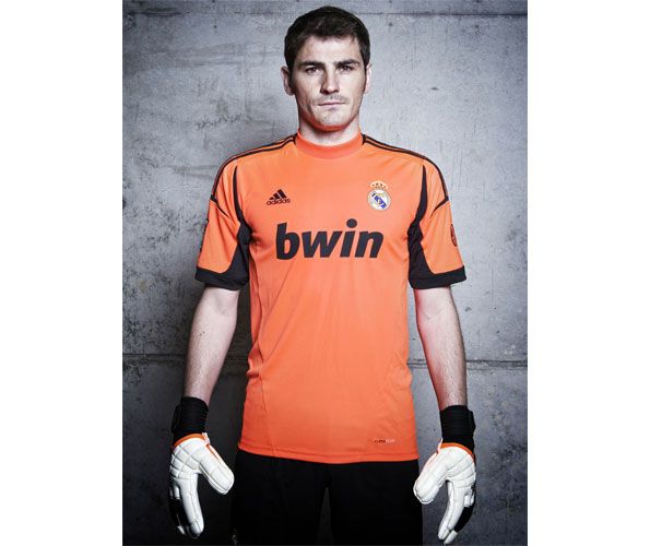 Casillas indossa la maglia da portiere 2012-2013 Maglie portiere Real Madrid 2012-2013 adidas