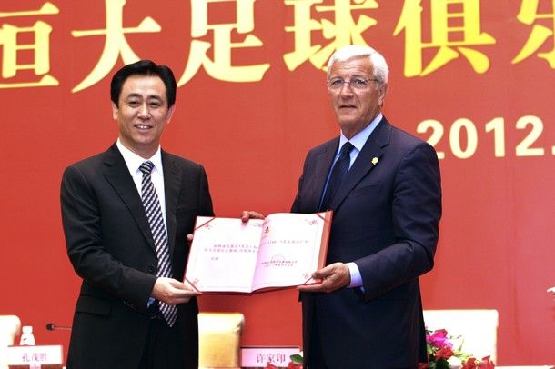 Marcello Lippi con il chairman  Xu Jiayin Lippi e  Xu Jiayin