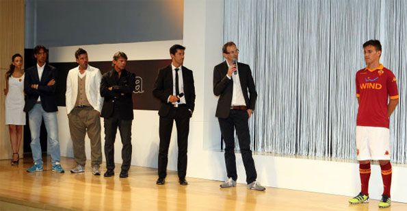 Presentazione maglia Roma all'Ara Pacis Presentazione maglia Roma all'Ara Pacis