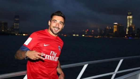 Lavezzi con la nuova maglia da trasferta del PSG