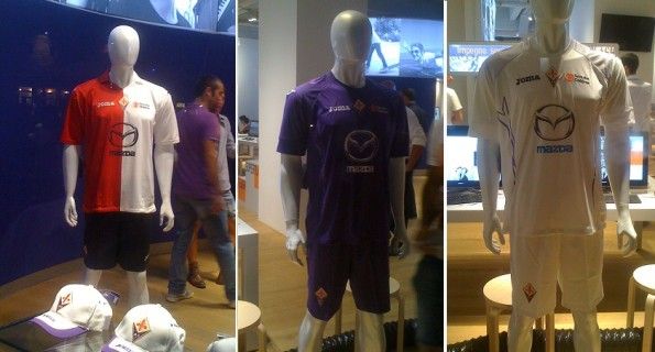 Le nuove divise della Fiorentina in vetrina in un negozio di Piazza della Signoria