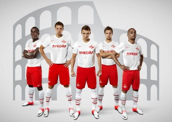 La seconda maglia dello Spartak, con alle spalle un Colosseo stilizzato