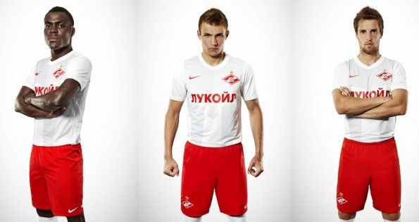La seconda divisa dello Spartak Mosca indossata da tre calciatori