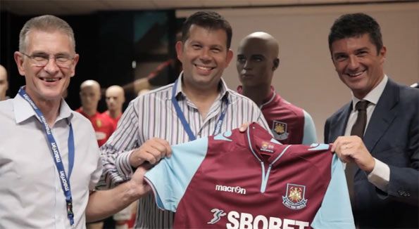 Alec e David Vearcombe ricevono la maglia del West Ham
