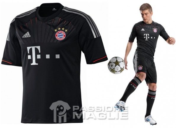 La maglia del Bayern Monaco per la Champions League 2012-2013 adidas Bayern Monaco divisa Champions 2012-2013